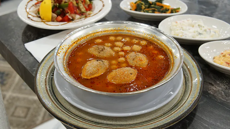 Kâsede analı kızlı köfte