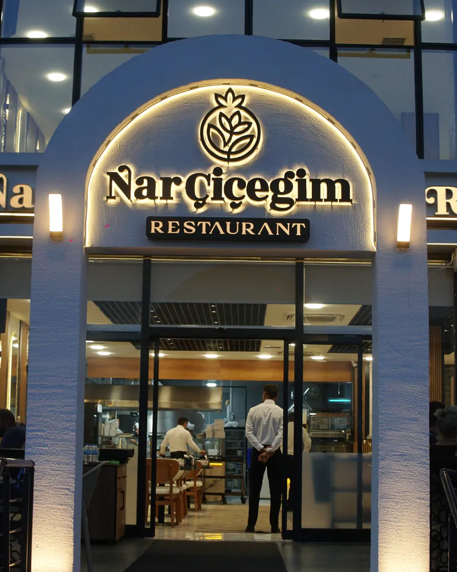 Nar Çiçeğim Restaurant'ın ışıklı kemerli girişi, akşam