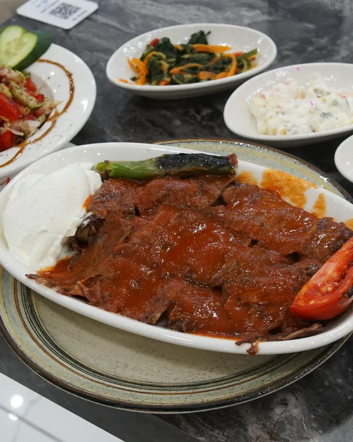 Yoğurt ve közlenmiş biberle İskender