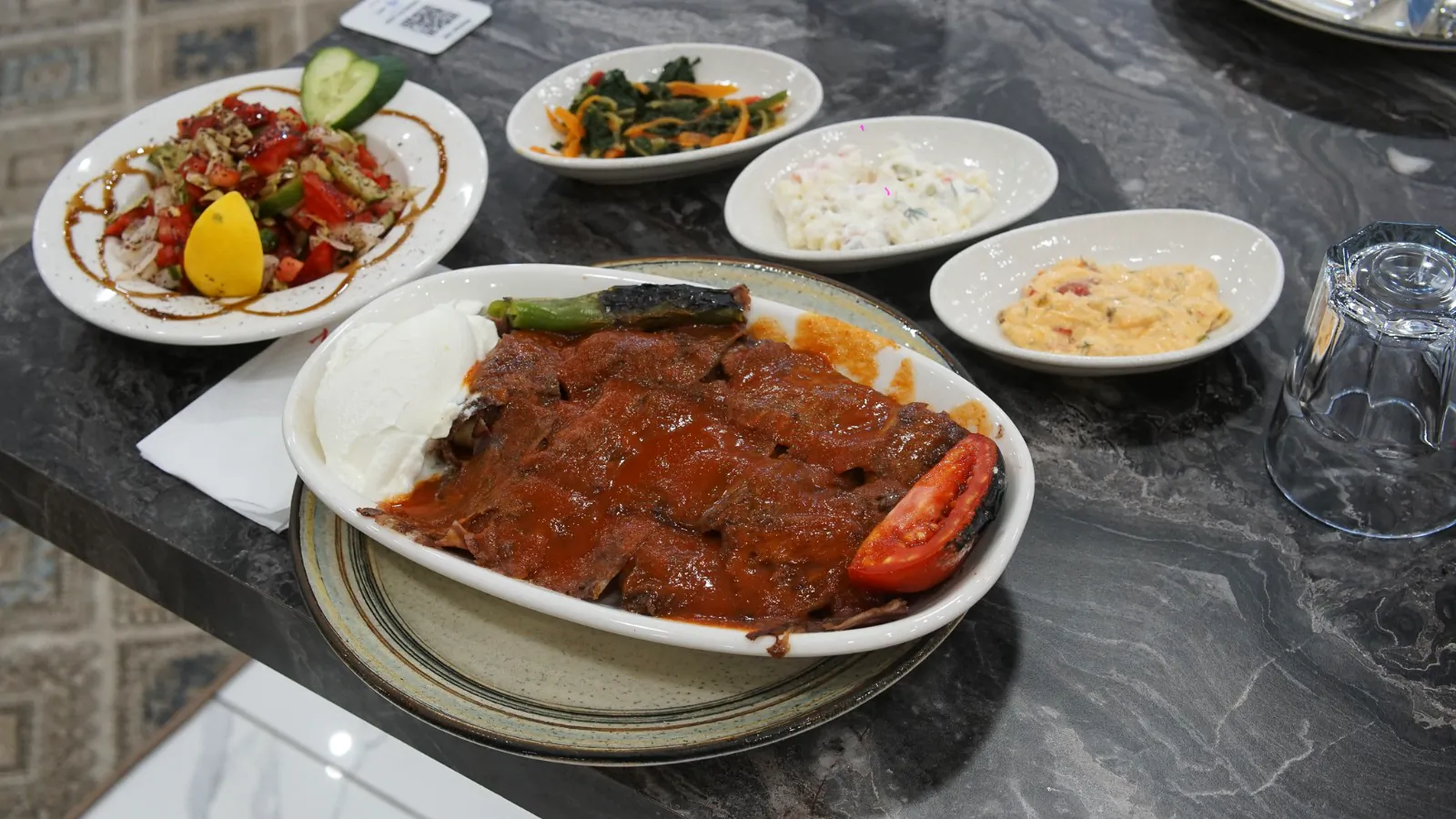 Kiremitte tereyağlı Bursa usulü iskender kebabı
