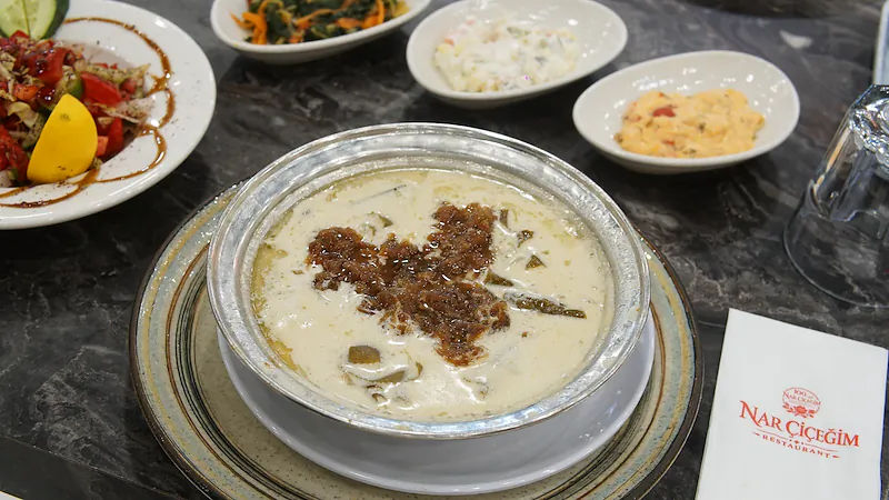 Kâsede yoğurtlu kiraz yaprağı sarması, üstünde kavurma