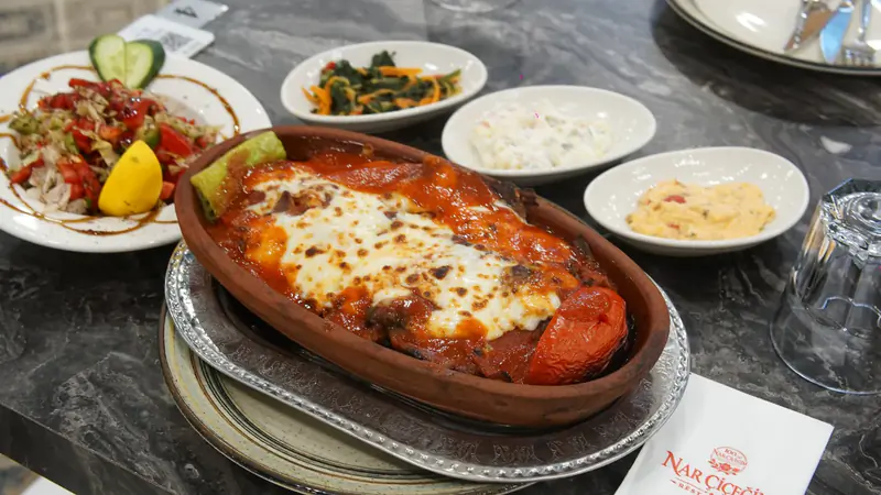 Kiremit kapta kaşarlı iskender ve közlenmiş domates