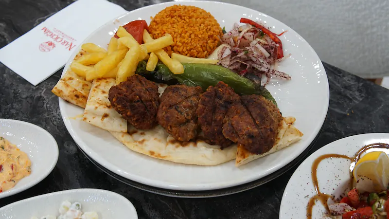 Izgara köfte, bulgur pilavı, patates ve közlenmiş biber