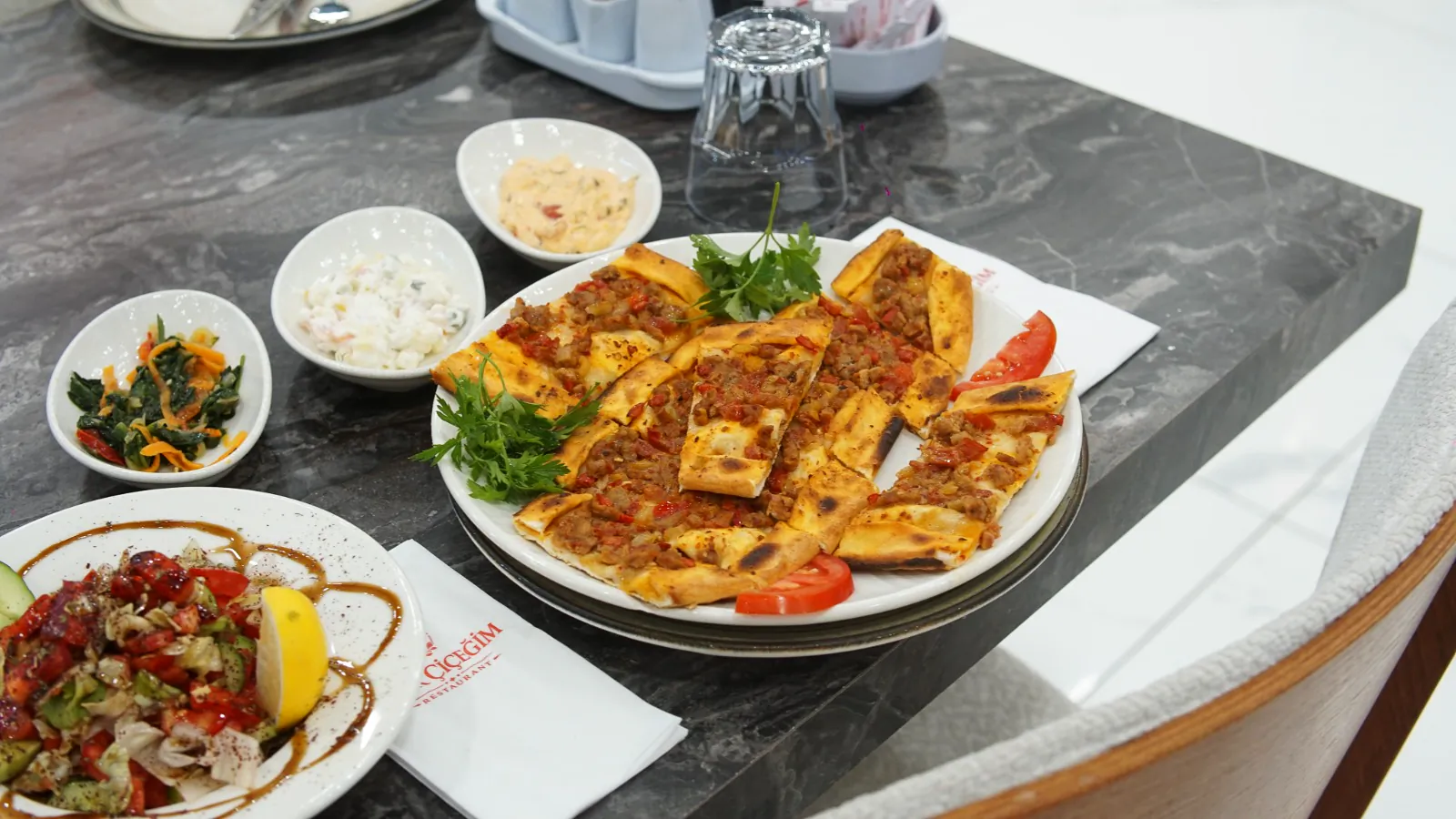 Pide, salata ve mezelerle kurulmuş masa