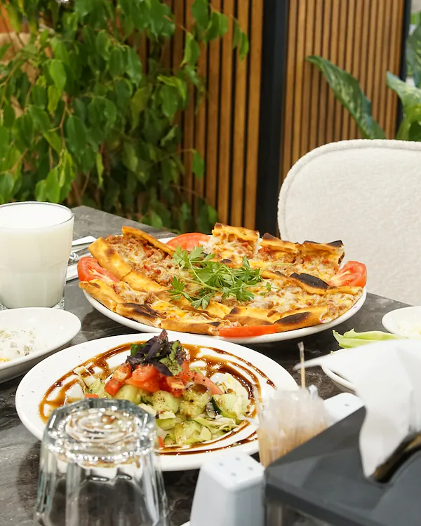 Pide, salata ve ayranla kurulmuş masa