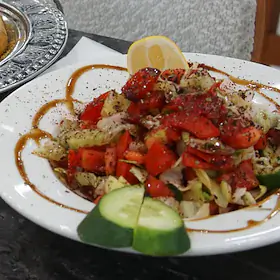 Tabakta salata ve limon