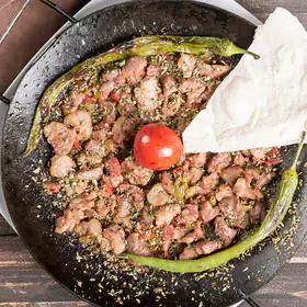 Sacda kavurma, közlenmiş biber ve lavaş